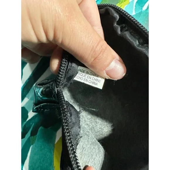 Small Black Shiny Makeup bag - Picture 6 of 7